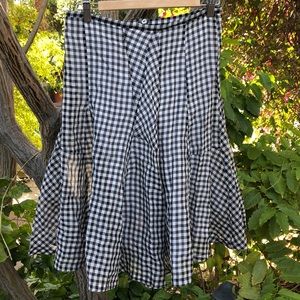 Adorable vintage-style high-waisted gingham skirt